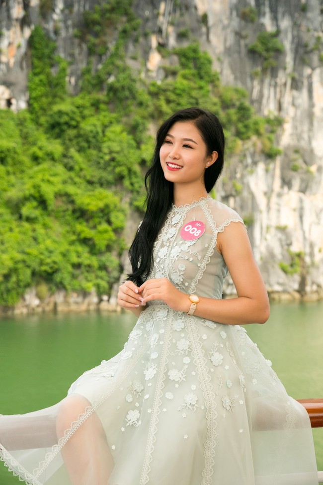 Cô gái cao nhất Hoa Hậu Việt Nam gây chú ý vì từng đi phụ hồ giờ lại điệu đà như công chúa trên du thuyền sang chảnh - Ảnh 3.