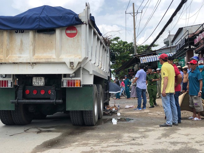 TP.HCM: Đạp xe về nhà sau giờ tan trường, bé gái lớp 4 bị xe tải cán tử vong - Ảnh 1.