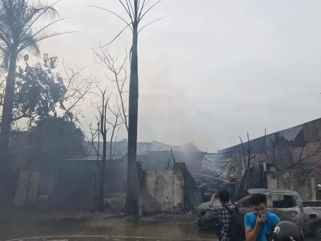 Hà Nội: Cháy kinh hoàng tại một nhà dân bên đại lộ Thăng Long - Ảnh 4.