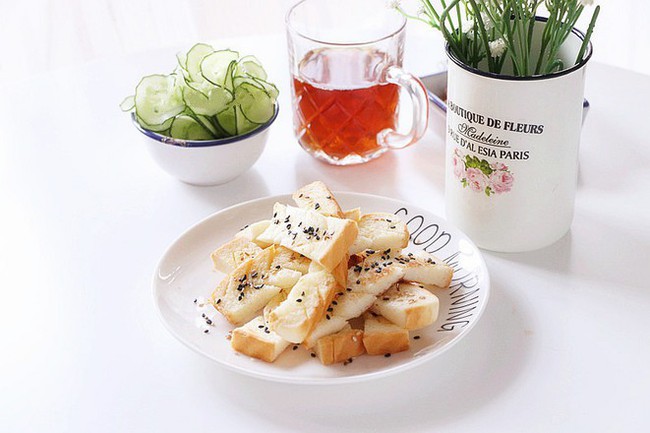B&aacute;nh m&igrave; chi&ecirc;n bơ vừng gi&ograve;n rụm thơm ngon - Ảnh 5.