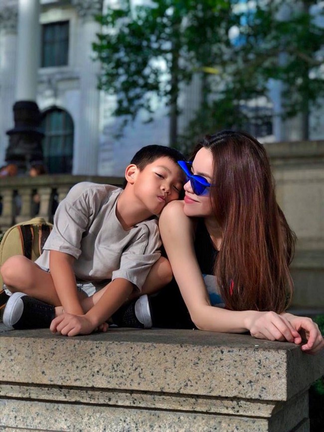 Hà Hồ phấn khích khoe với Hồng Nhung chuyện phi xe máy trong ngày con trai vào năm học mới - Ảnh 2. Hà Hồ phấn khích khoe với Hồng Nhung chuyện phi xe máy trong ngày con trai vào năm học mới - Ảnh 2.