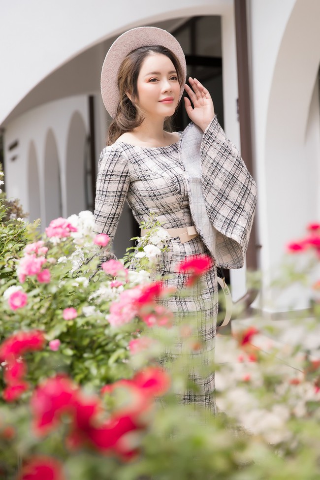 Lý Nhã Kỳ diện váy như tiểu thư, được đón tiếp nồng nhiệt tại Rumani - Ảnh 5. Lý Nhã Kỳ diện váy như tiểu thư, được đón tiếp nồng nhiệt tại Rumani - Ảnh 5.