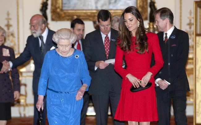 Cũng chăm diện màu chói giống Nữ hoàng Anh nhưng Công nương Kate lại luôn tránh xa gam màu này - Ảnh 1.