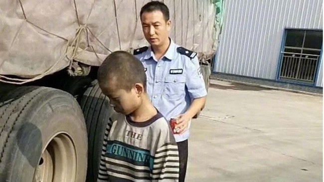 Trung Quốc: Cậu bé 9 tuổi bỏ nhà đi bằng cách trốn dưới gầm xe tải suốt 1000km mà không ai hay biết - Ảnh 1. Trung Quốc: Cậu bé 9 tuổi bỏ nhà đi bằng cách trốn dưới gầm xe tải suốt 1000km mà không ai hay biết - Ảnh 1.