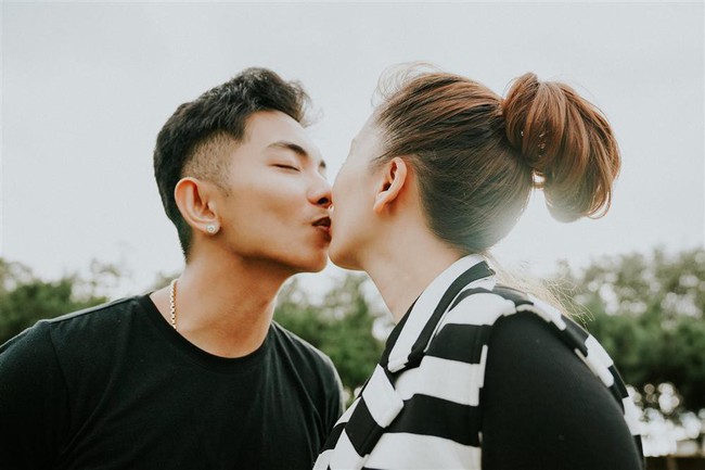 Sau ồn ào mâu thuẫn, Khánh Thi và chồng trẻ Phan Hiển lại hôn nhau đắm đuối thế này - Ảnh 1.