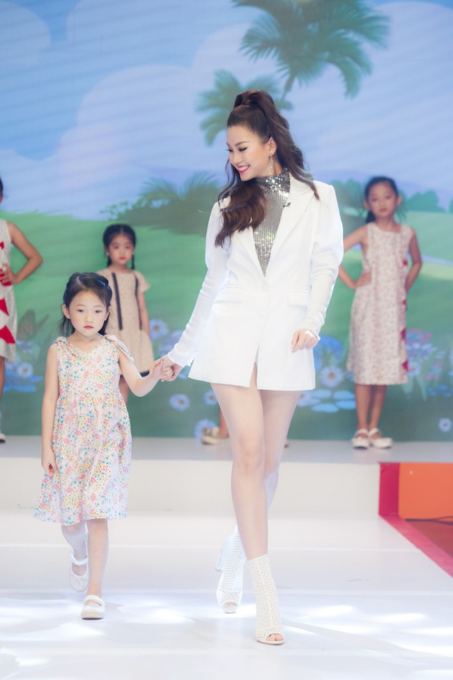 Á hậu Diễm Trang diện style giấu quần để lộ chân thẳng tắp, khoe nhan sắc rực rỡ của gái một con - Ảnh 8. Á hậu Diễm Trang diện style giấu quần để lộ chân thẳng tắp, khoe nhan sắc rực rỡ của gái một con - Ảnh 8.