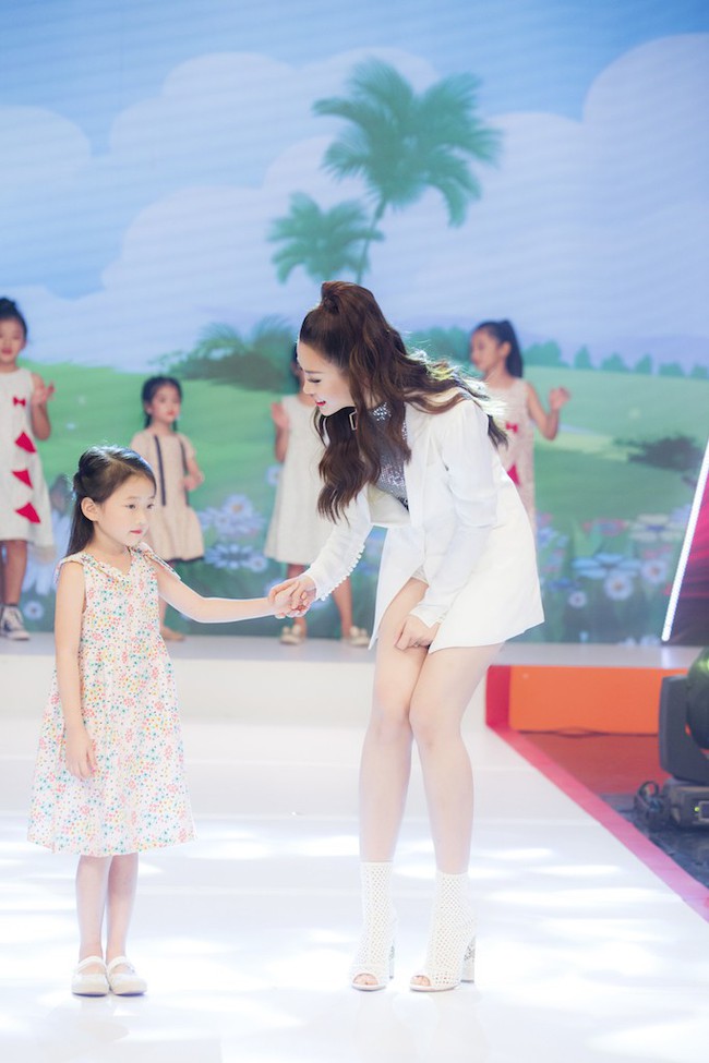 Á hậu Diễm Trang diện style giấu quần để lộ chân thẳng tắp, khoe nhan sắc rực rỡ của gái một con - Ảnh 9. Á hậu Diễm Trang diện style giấu quần để lộ chân thẳng tắp, khoe nhan sắc rực rỡ của gái một con - Ảnh 9.