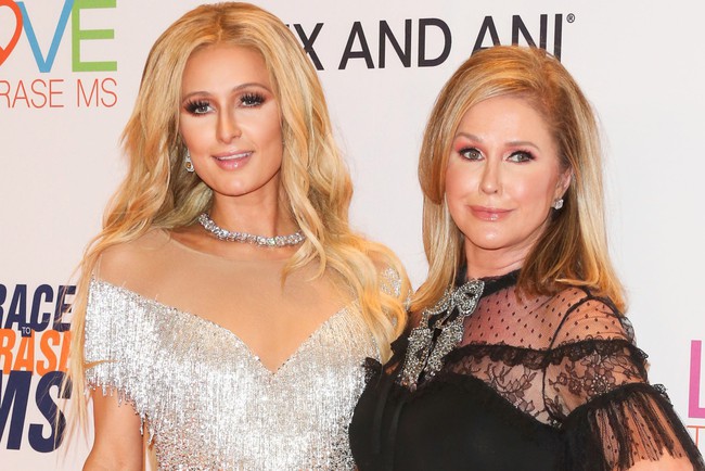 Mẹ Paris Hilton chia sẻ con gái hoãn kết hôn vì quá bận rộn - Ảnh 1.