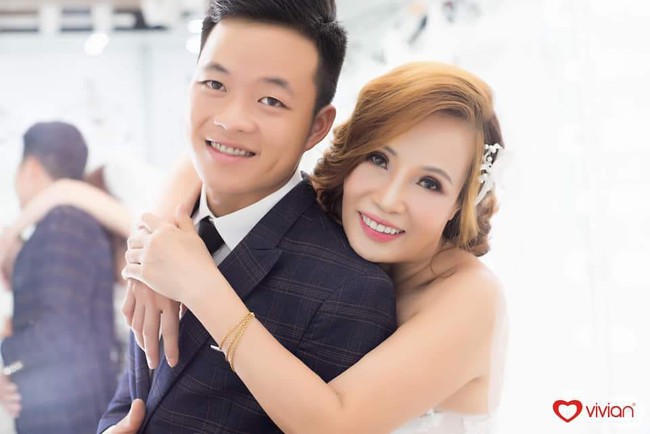 Cô dâu 62 ôm chặt chú rể 26 tuổi hạnh phúc trước thềm đám cưới: Tôi chuẩn bị là cô dâu trẻ và xinh đẹp nhất thế giới - Ảnh 1. Cô dâu 62 ôm chặt chú rể 26 tuổi hạnh phúc trước thềm đám cưới: Tôi chuẩn bị là cô dâu trẻ và xinh đẹp nhất thế giới - Ảnh 1.