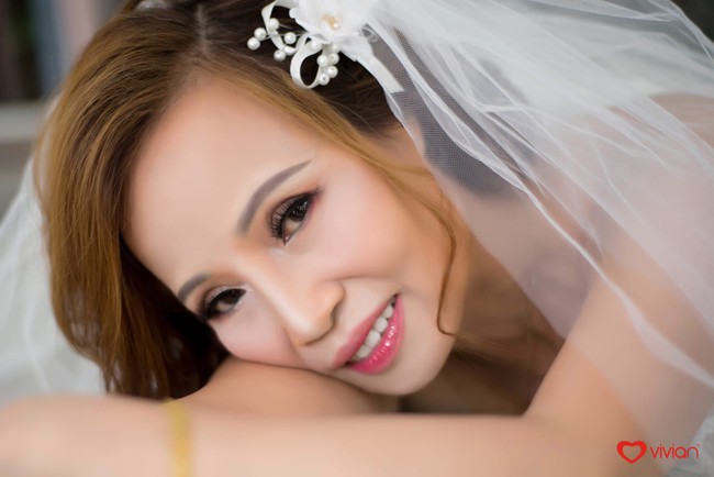 Cô dâu 62 ôm chặt chú rể 26 tuổi hạnh phúc trước thềm đám cưới: Tôi chuẩn bị là cô dâu trẻ và xinh đẹp nhất thế giới - Ảnh 2. Cô dâu 62 ôm chặt chú rể 26 tuổi hạnh phúc trước thềm đám cưới: Tôi chuẩn bị là cô dâu trẻ và xinh đẹp nhất thế giới - Ảnh 2.
