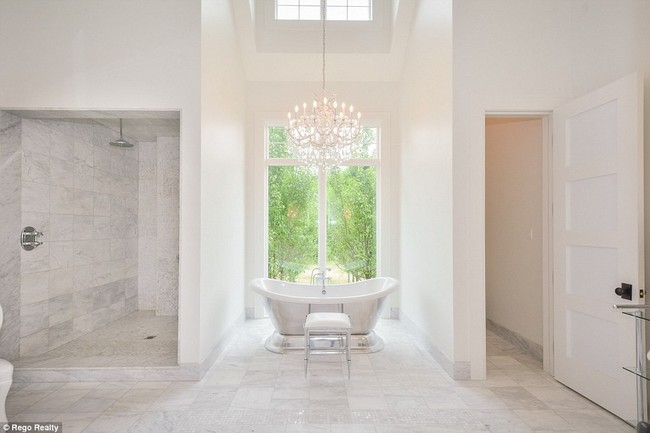 Loạt ảnh về biệt thự nguy nga trị giá 120 tỷ đồng mà Justin Bieber vừa mua để làm tổ ấm với Hailey Baldwin - Ảnh 8.