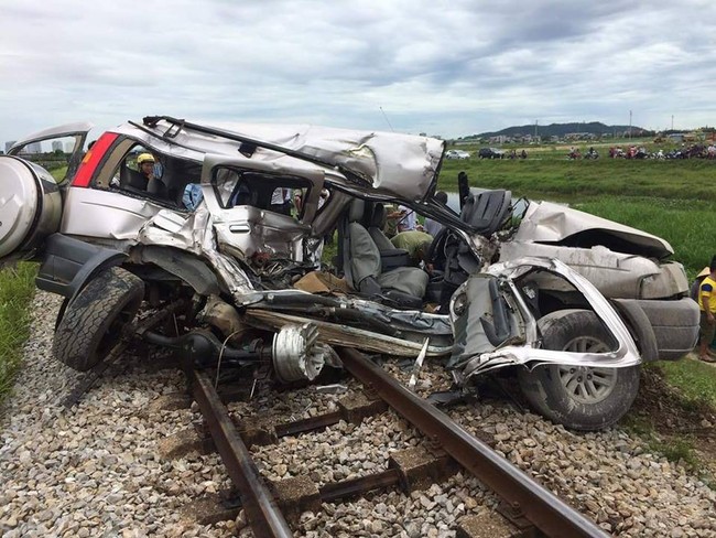 Nghệ An: 4 người thương vong sau vụ va chạm giữa tàu hỏa và ô tô - Ảnh 2.