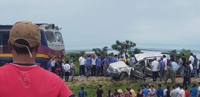 Nghệ An: 4 người thương vong sau vụ va chạm giữa tàu hỏa và ô tô - Ảnh 3.