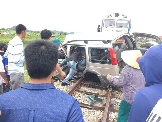 Nghệ An: 4 người thương vong sau vụ va chạm giữa tàu hỏa và ô tô - Ảnh 1.