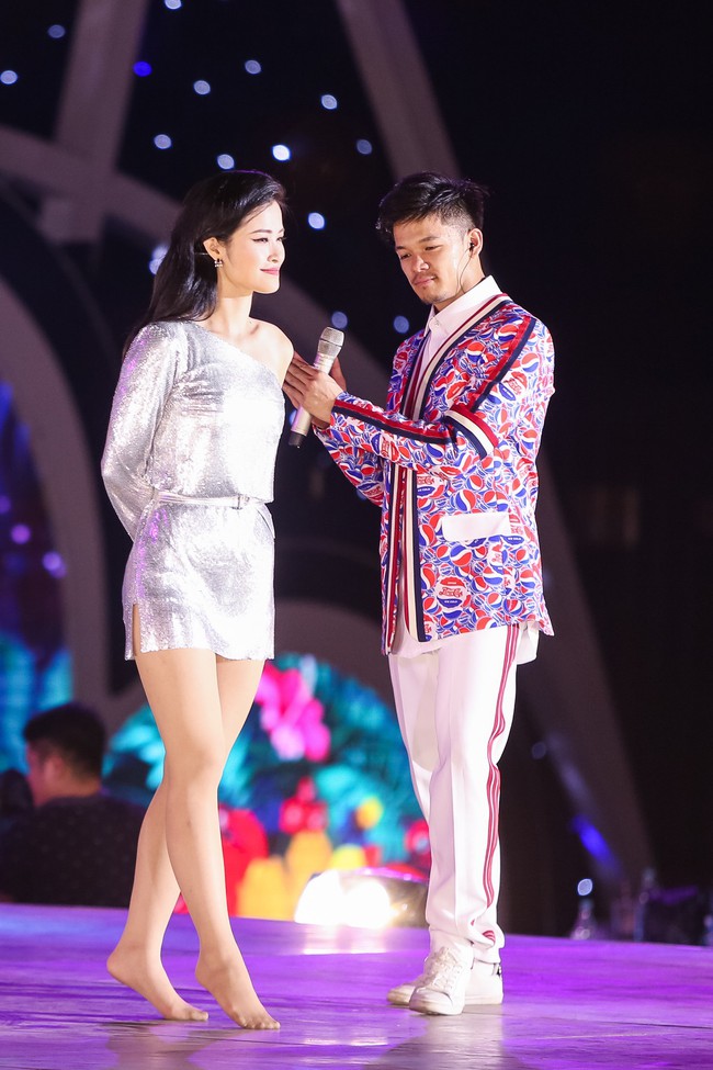 Đông Nhi cởi giày, nhảy cực sung cùng thí sinh Hoa hậu Việt Nam trong đêm tổng duyệt Người đẹp biển - Ảnh 3.