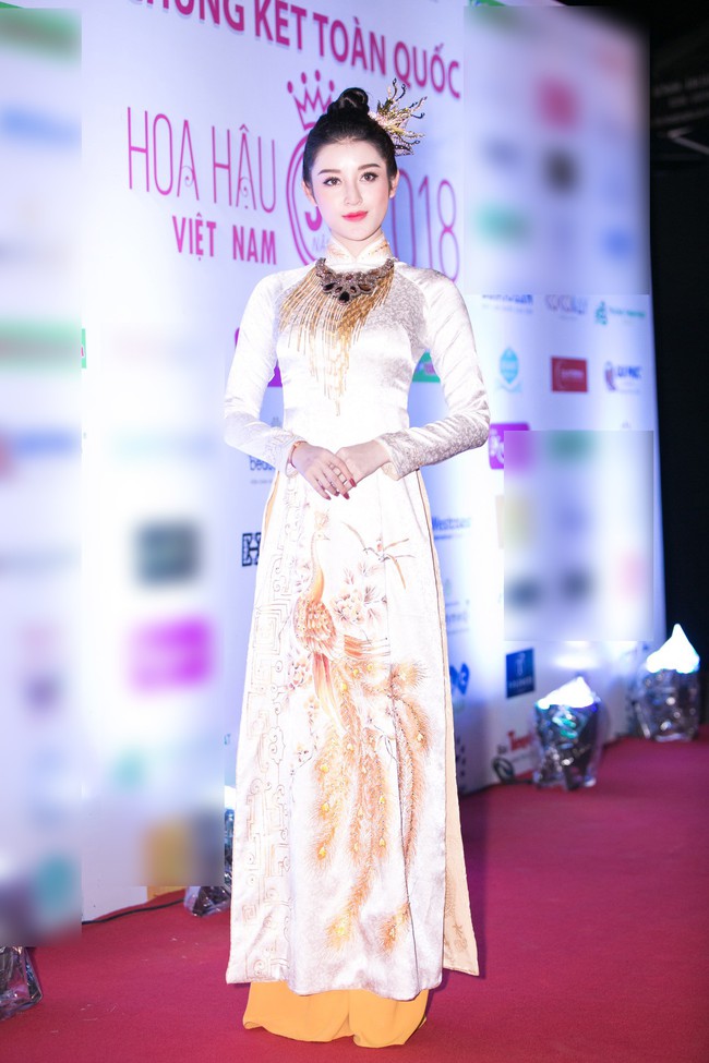 Hoa hậu Đỗ Mỹ Linh gây sốc với tóc ngắn lạ lẫm, lần đầu khoe ngực đầy trên thảm đỏ Hoa hậu Việt Nam 2018 - Ảnh 3.