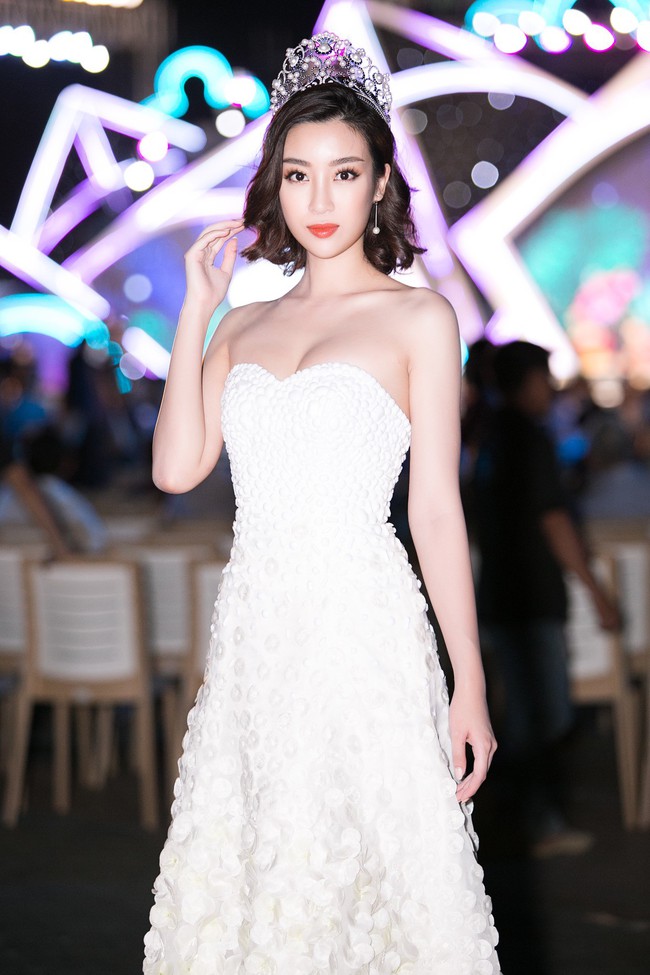 Hoa hậu Đỗ Mỹ Linh gây sốc với tóc ngắn lạ lẫm, lần đầu khoe ngực đầy trên thảm đỏ Hoa hậu Việt Nam 2018 - Ảnh 1.