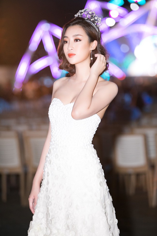 Hoa hậu Đỗ Mỹ Linh gây sốc với tóc ngắn lạ lẫm, lần đầu khoe ngực đầy trên thảm đỏ Hoa hậu Việt Nam 2018 - Ảnh 2.