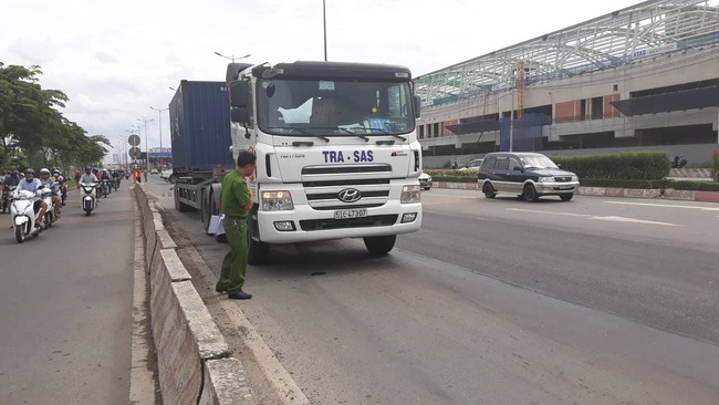 TP.HCM: Chạy vào làn ô tô với tốc độ nhanh, nam thanh niên bị xe container cán tử vong - Ảnh 1. TP.HCM: Chạy vào làn ô tô với tốc độ nhanh, nam thanh niên bị xe container cán tử vong - Ảnh 1.