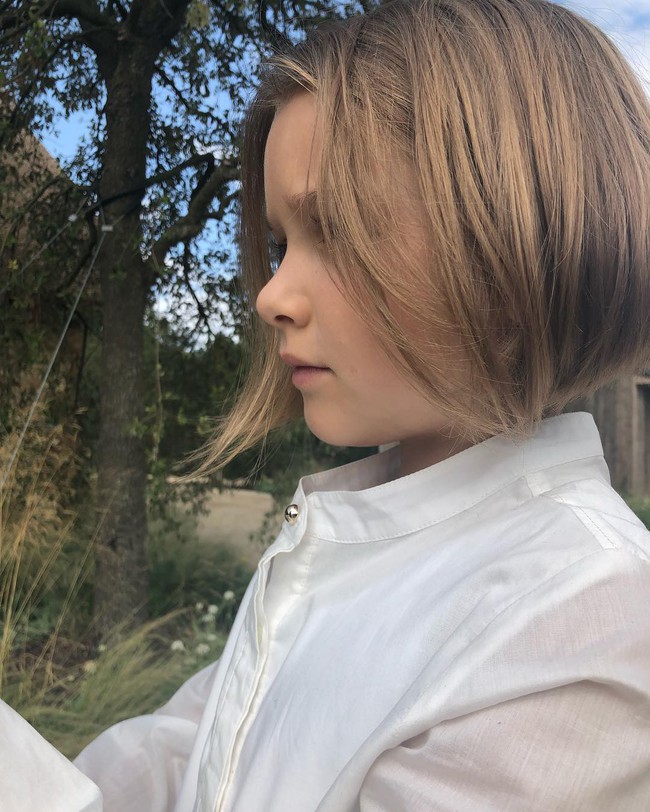 Lần đầu tiên cắt tóc ngắn sau 7 năm, bé Harper giờ như bản sao nhí của mẹ Victoria Beckham - Ảnh 4.