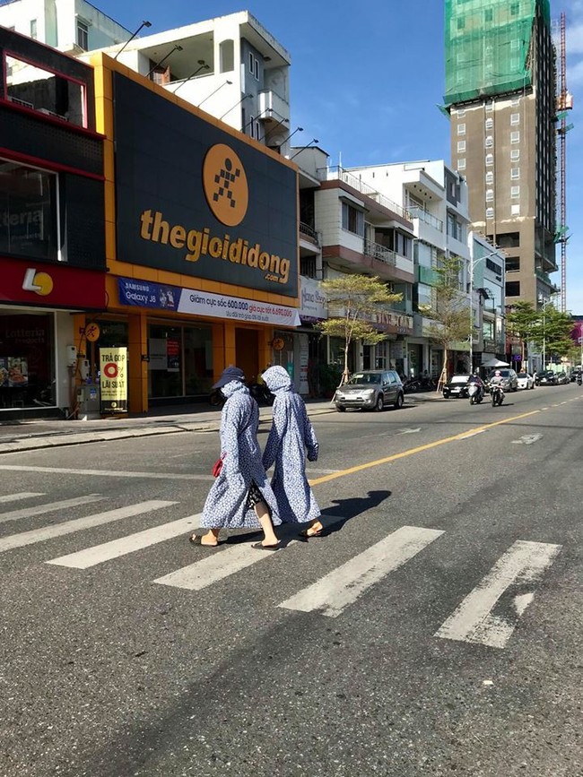 Sang đường như đi catwalk quảng cáo cho nhãn hàng thời trang ninja công sở - bức ảnh hai nàng thần thái này khiến dân mạng cười đau ruột - Ảnh 2.