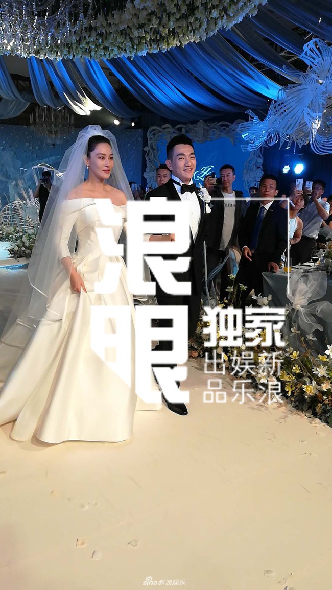 Trương Hinh Dư rơi nước mắt trong lễ cưới, cư dân mạng chúc phúc: Kể từ nay, mọi giông bão đã có người thay cô ấy gánh vác - Ảnh 3.