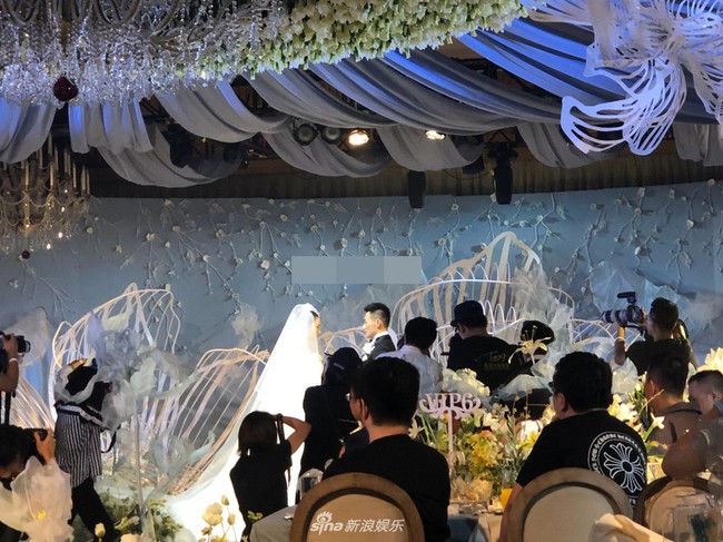 Trương Hinh Dư rơi nước mắt trong lễ cưới, cư dân mạng chúc phúc: Kể từ nay, mọi giông bão đã có người thay cô ấy gánh vác - Ảnh 6.