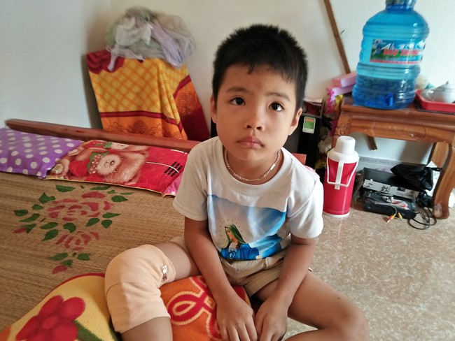 Ánh mắt cầu cứu của hai đứa trẻ cùng mắc phải căn bệnh đông máu, không tiền chữa trị ở Nghệ An - Ảnh 3.