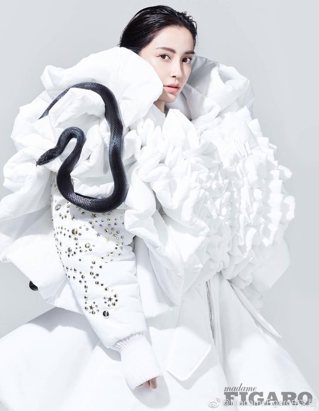 Angelababy tung loạt hình táo bạo phớt lờ tin đồn ngoại tình của chồng và đàn em - Ảnh 2. Angelababy tung loạt hình táo bạo phớt lờ tin đồn ngoại tình của chồng và đàn em - Ảnh 2.