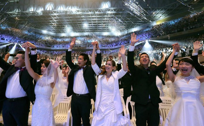 Yêu là phải cưới: 4,000 cặp cô dâu chú rể tham gia hôn lễ tập thể tại Hàn Quốc, nhiều đôi chỉ vừa mới quen cũng đòi cưới luôn - Ảnh 10. Yêu là phải cưới: 4,000 cặp cô dâu chú rể tham gia hôn lễ tập thể tại Hàn Quốc, nhiều đôi chỉ vừa mới quen cũng đòi cưới luôn - Ảnh 10.