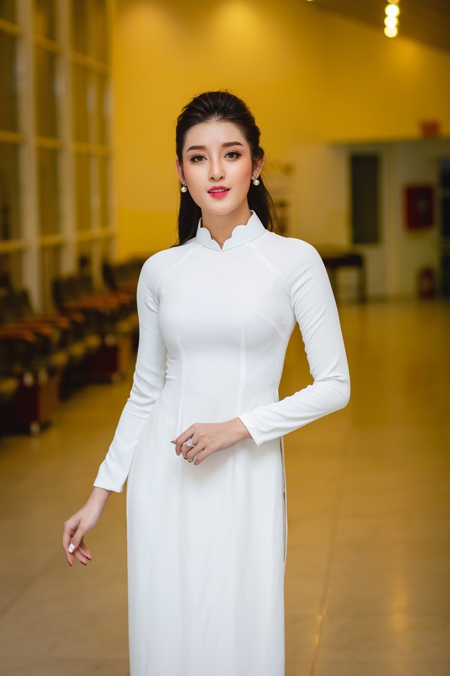 Chỉ với chiếc áo dài trắng đơn giản, Á hậu Huyền My cũng biết cách diện đồ đẹp như thế này - Ảnh 2.