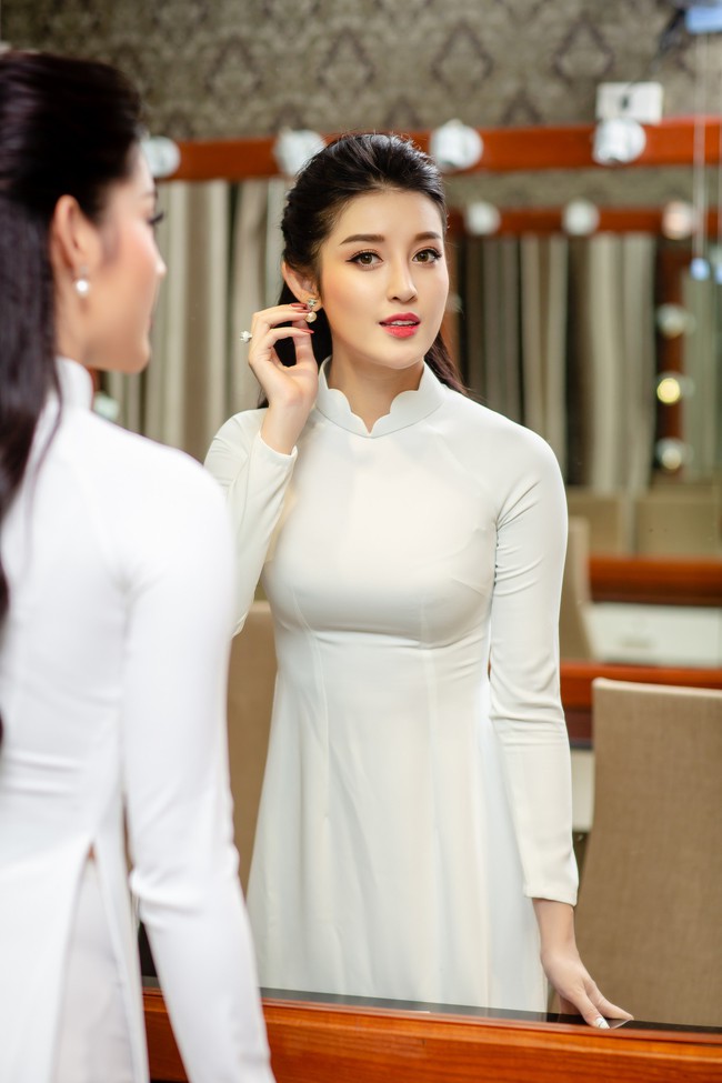 Chỉ với chiếc áo dài trắng đơn giản, Á hậu Huyền My cũng biết cách diện đồ đẹp như thế này - Ảnh 6.