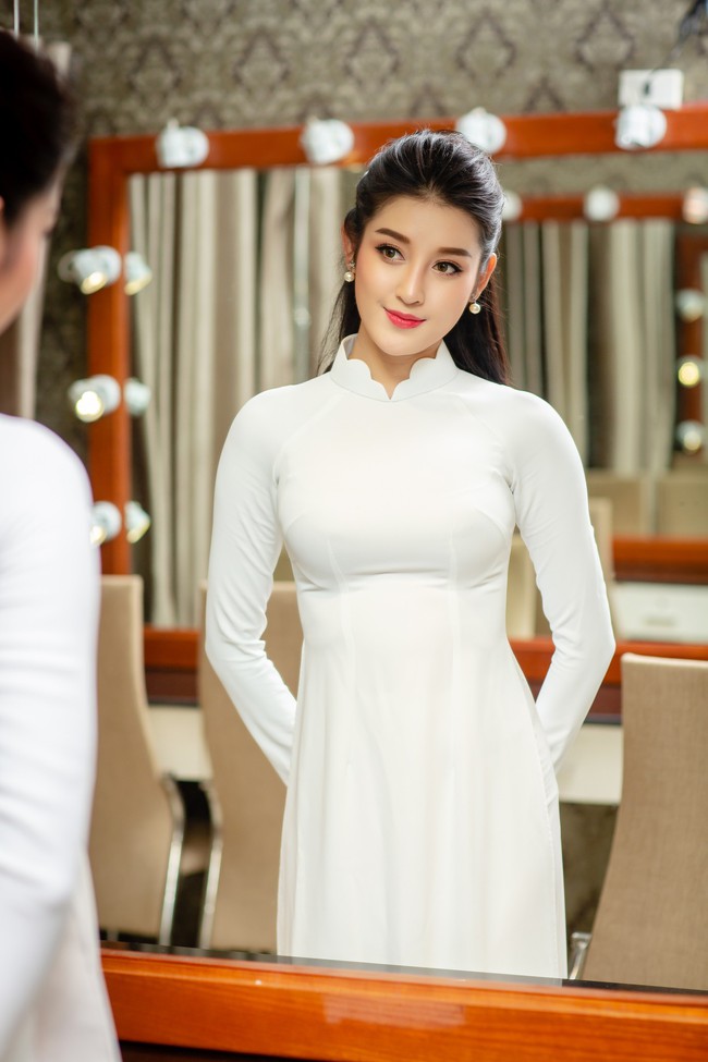Chỉ với chiếc áo dài trắng đơn giản, Á hậu Huyền My cũng biết cách diện đồ đẹp như thế này - Ảnh 7.