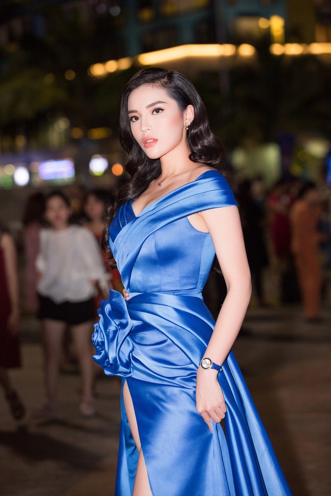 Hoa hậu Kỳ Duyên - Mỹ Linh bất ngờ diện váy na ná nhau lên thảm đỏ, điểm khác biệt nhất nằm ở phần ngực - Ảnh 4.