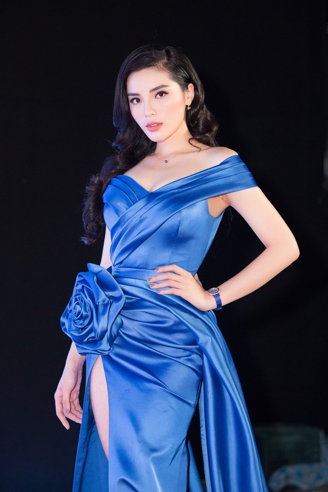 Hoa hậu Kỳ Duyên - Mỹ Linh bất ngờ diện váy na ná nhau lên thảm đỏ, điểm khác biệt nhất nằm ở phần ngực - Ảnh 5.