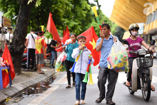 Olympic Việt Nam thua Hàn Quốc, hàng nghìn người vẫn đổ về Hồ Gươm đi bão trong tự hào - Ảnh 42.