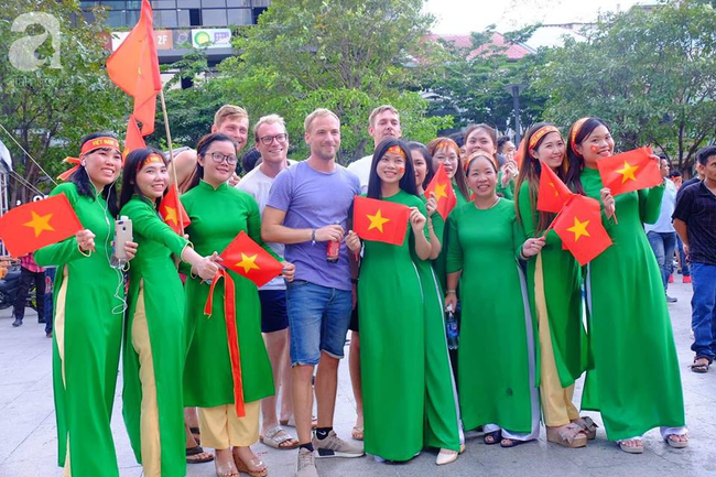 Không kém mày râu, những bóng hồng đã tề tựu rất đông để cổ vũ Olympic Việt Nam trong trận bán kết - Ảnh 8. Không kém mày râu, những bóng hồng đã tề tựu rất đông để cổ vũ Olympic Việt Nam trong trận bán kết - Ảnh 8.