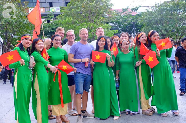 Không kém mày râu, những bóng hồng đã tề tựu rất đông để cổ vũ Olympic Việt Nam trong trận bán kết - Ảnh 8.