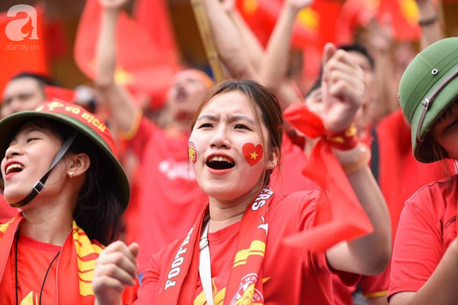 Không kém mày râu, những bóng hồng đã tề tựu rất đông để cổ vũ Olympic Việt Nam trong trận bán kết - Ảnh 9.