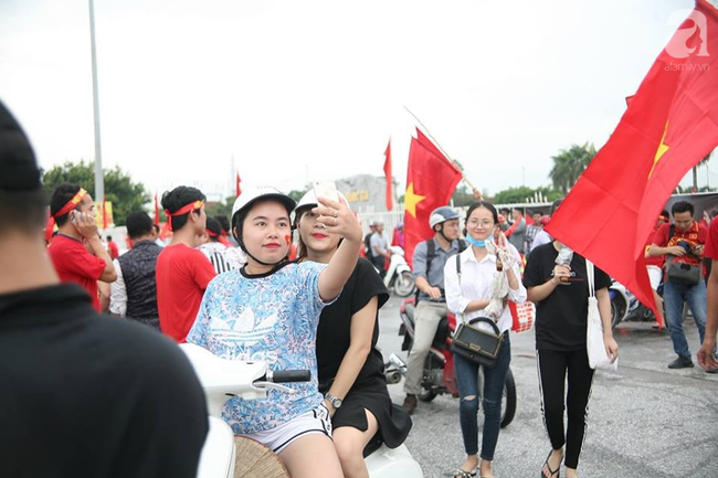 Không kém mày râu, những bóng hồng đã tề tựu rất đông để cổ vũ Olympic Việt Nam trong trận bán kết - Ảnh 12.