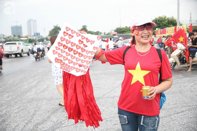 Không kém mày râu, những bóng hồng đã tề tựu rất đông để cổ vũ Olympic Việt Nam trong trận bán kết - Ảnh 13.