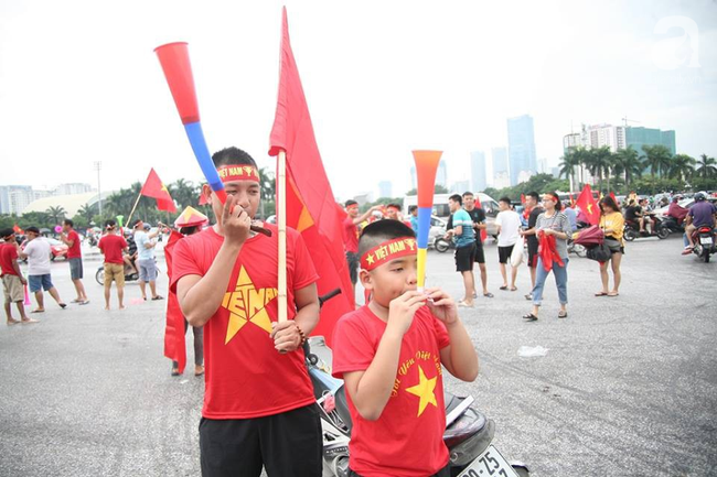 Không kém mày râu, những bóng hồng đã tề tựu rất đông để cổ vũ Olympic Việt Nam trong trận bán kết - Ảnh 14.