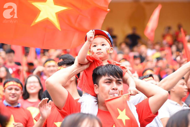 Không kém mày râu, những bóng hồng đã tề tựu rất đông để cổ vũ Olympic Việt Nam trong trận bán kết - Ảnh 16.