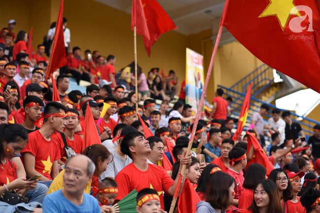 Olympic Việt Nam thua Hàn Quốc, hàng nghìn người vẫn đổ về Hồ Gươm đi bão trong tự hào - Ảnh 38.