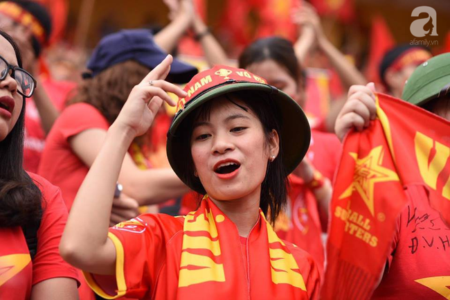Không kém mày râu, những bóng hồng đã tề tựu rất đông để cổ vũ Olympic Việt Nam trong trận bán kết - Ảnh 10. Không kém mày râu, những bóng hồng đã tề tựu rất đông để cổ vũ Olympic Việt Nam trong trận bán kết - Ảnh 10.