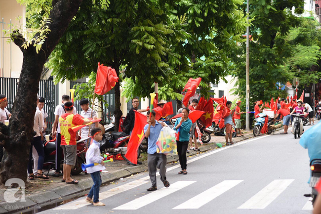 Olympic Việt Nam thua Hàn Quốc, hàng nghìn người vẫn đổ về Hồ Gươm đi bão trong tự hào - Ảnh 46.