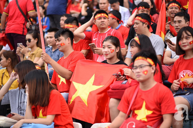Olympic Việt Nam thua Hàn Quốc, hàng nghìn người vẫn đổ về Hồ Gươm đi bão trong tự hào - Ảnh 37.