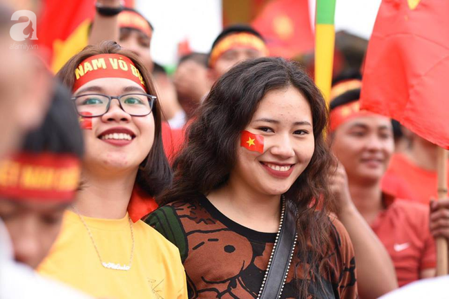 Không kém mày râu, những bóng hồng đã tề tựu rất đông để cổ vũ Olympic Việt Nam trong trận bán kết - Ảnh 1.