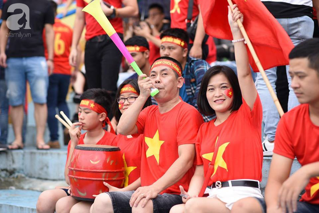Không kém mày râu, những bóng hồng đã tề tựu rất đông để cổ vũ Olympic Việt Nam trong trận bán kết - Ảnh 19.