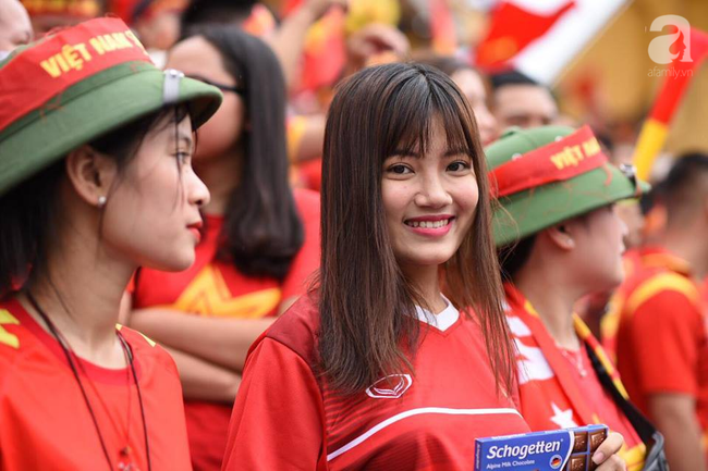 Không kém mày râu, những bóng hồng đã tề tựu rất đông để cổ vũ Olympic Việt Nam trong trận bán kết - Ảnh 3.